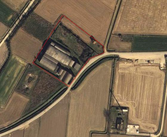 L area si trova all esterno del centro abitato, lungo la via San Bernardo e confina su tre lati (sud-ovest-nord) con le aree agricole di rispetto del centro abitato, e a sud-est con la via San