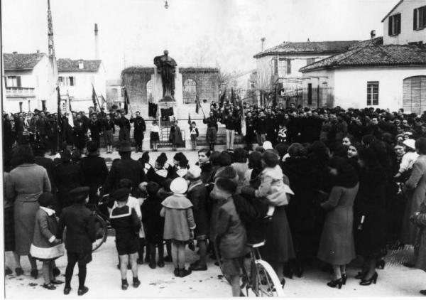 Seconda Guerra Mondiale - Cerimonia Caduti - Canneto sull'oglio - Piazza Vittorio Emanuele II - Monumento Caduti Prima Guerra Mondiale Studio Bini (studio) Link risorsa: