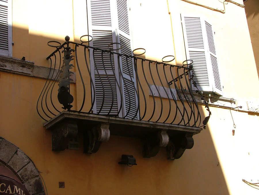 Illustrazione 2: balcone BALLATOIO Spazio praticabile di uso comune finalizzato a distribuire l accesso a più unità immobiliari, configurato come elemento a sviluppo orizzontale