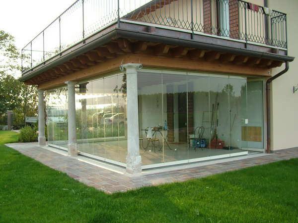 L installazione di infissi vetrati per la realizzazione della veranda costituisce modifica dell involucro edilizio, mentre non rileva ai fini della determinazione della sagoma dell edificio.