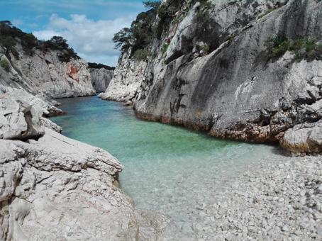 fondali facendo snorkeling. Arrivati a Cala Goloritzè inizieremo il trekking facile che ci condurrà a Punta Salinas, per ammirare dall alto la costa.