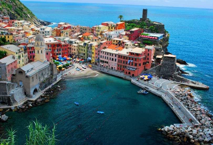 I meravigliosi borghi marinari di Camogli e Portofino, con splendide passeggiate a mare, le tipiche case liguri a schiera fronte mare e il vicinissimo santuario di San Fruttuoso, un paesaggio