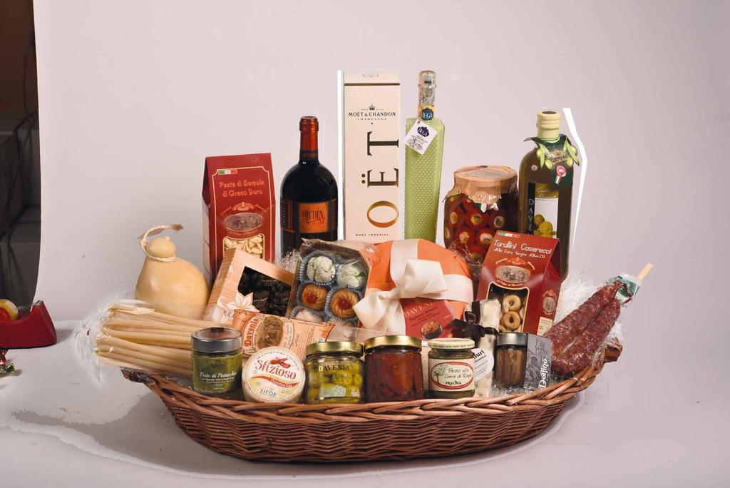 300 g - Salumi salsiccia Lucana senza glutine 300 g circa - Peperoncini ripieni ricotta e capperi ml 1500 - Olio extra vergine di oliva Pugliese 100% italiano 1 l - Champagne Moet & Chandon cl 75 -