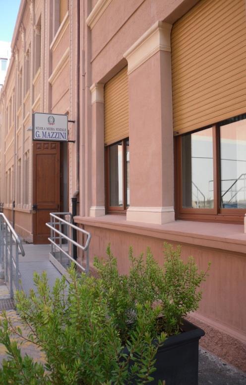 La Scuola Secondaria di primo grado ricade nel cuore del centro storico, nel più importante contesto urbanistico, architettonico e sociale della città di Messina. L edificio, si sviluppa su tre piani.
