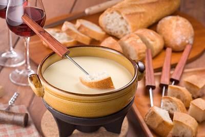 fuso servito con cetriolini cipolle dolci e patate con la buccia, Fonduta al