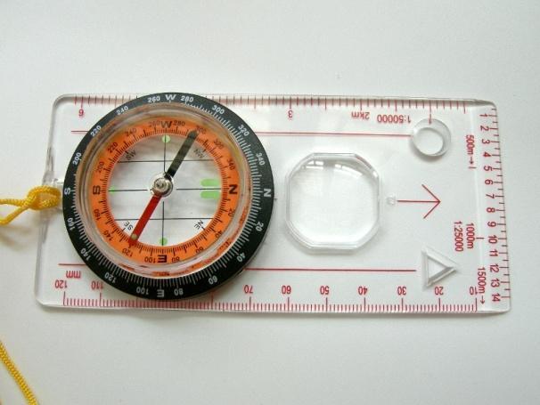 sono indicati i gradi, i meridiani, la forchetta del nord o freccia di orientamento, e una freccia direzionale fissa stampata sulla base.