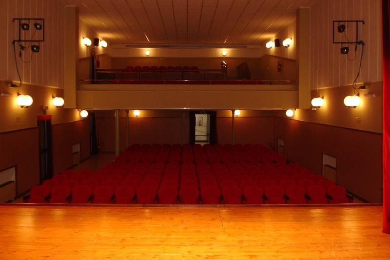 1. Panoramica Teatro Il teatro ha pianta rettangolare con numero di posti totali pari a 272 + 2 posti per disabili.