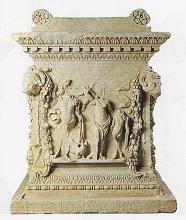 di MARIA PACE, termine latino per indicare l altare, era, generalmente, di forma quadrata e rivolta verso Oriente.