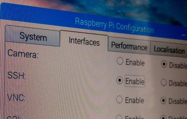 Nel pannello Interface abilita SSH per controllare e comandare il Raspy da