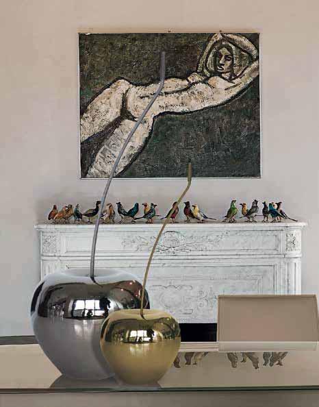 ceramica oro o platino. Hanging lamp with metal stand, gold or platinum ceramic cherry. Luce 1xE27-52 W HES Cherry Lamp small. H. 97 Ø 26 cm. P197/2X190 Placcato / Plated Cherry Lamp big. H. 106 Ø 43 cm.