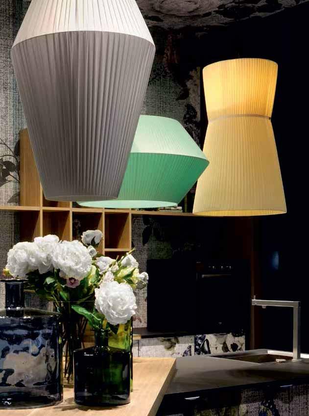 Colori disponibili: Verde acqua, Giallo, Pistacchio, Nero/Grigio. Hanging lamp with pleated fabric available in colours: Teal, Yellow, Pistachio, Black/Grey.