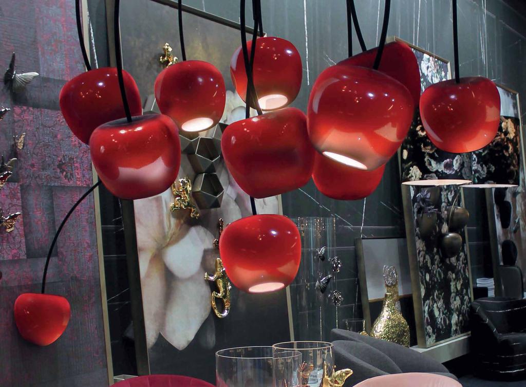 Cherry red passion Lucido/Glazed Lampada a sospensione con supporto in metallo, ciliegia in ceramica rossa o bordeaux. Hanging lamp with metal stand,red or bordeaux ceramic cherry.