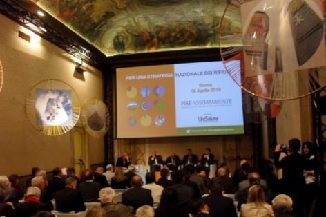 E per raggiungere gli obiettivi della circular economy, si ipotizzano 10 miliardi di euro di investimenti nei prossimi 15 anni Fotografa l Italia dei rifiuti il Rapporto firmato FISE Assoambiente