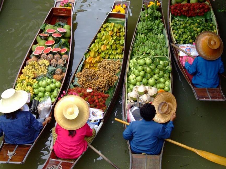 Bangkok è anche conosciuta come la "Venezia d Oriente" per via dei suoi numerosi canali che la attraversano, la città sorge sulle rive del fiume Chao Phraya, ampio e navigabile, dal quale si dirama