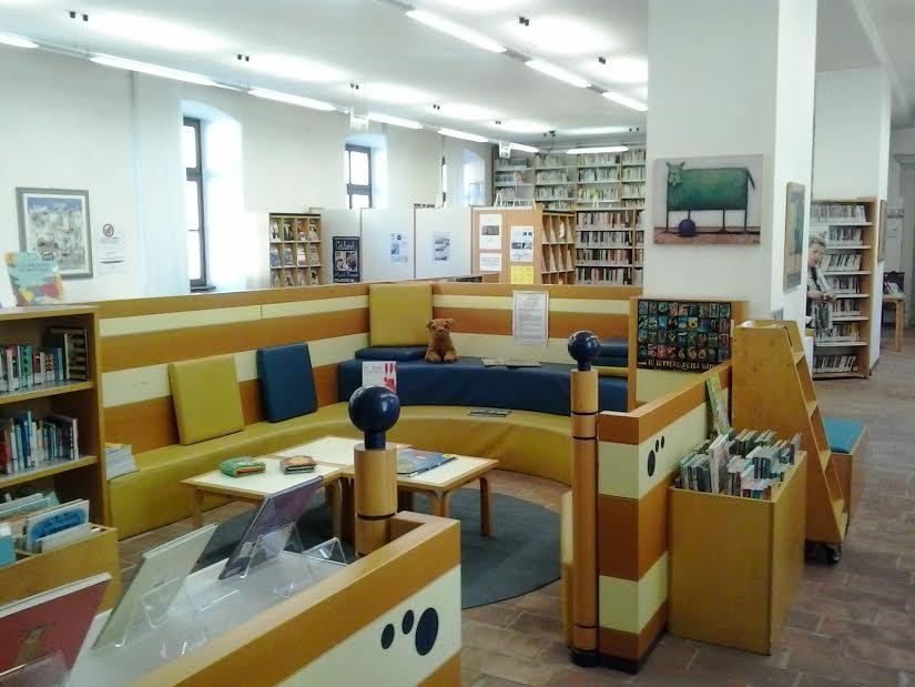 LA MIA BIBLIOTECA Visita guidata per gruppi classe con lo scopo di promuovere la biblioteca attraverso la conoscenza degli spazi, dei servizi e dei materiali posseduti.
