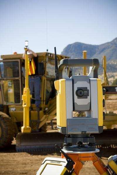 STAZIONE MOTORIZZATA SPS 9309 RILIEVI TRACCIAMENTI E GUIDA MEZZI 3 D Le Stazioni Totali della Serie SPS sono le nuove