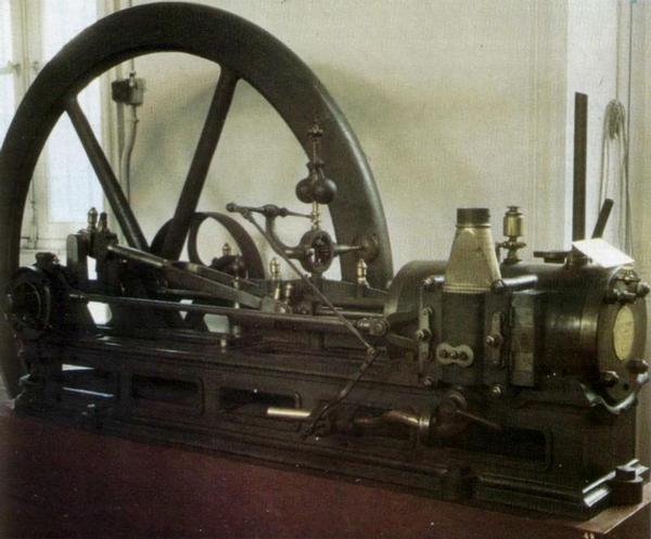 Il motore di Barsanti e Matteucci, frutto di una collaborazione professionale nata nel 1851, era costituito da un cilindro in ghisa verticale munito di stantuffo e valvole, ed il rendimento