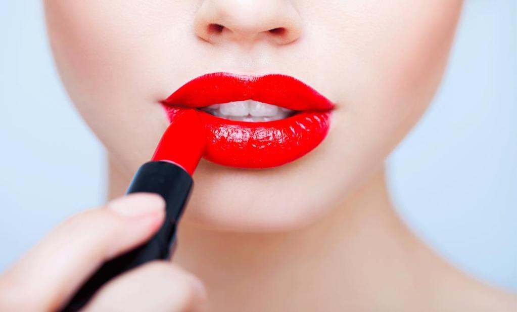 ROSSETTO LUCIDO Il rossetto lucido rende le labbra carnose e colorate e dona intensità e luminosità