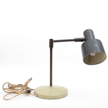 3058 GIUSEPPE OSTUNI Una lampada da tavolo per O-LUCE, anni '50. Ghisa verniciata, ottone brunito, alluminio laccato.
