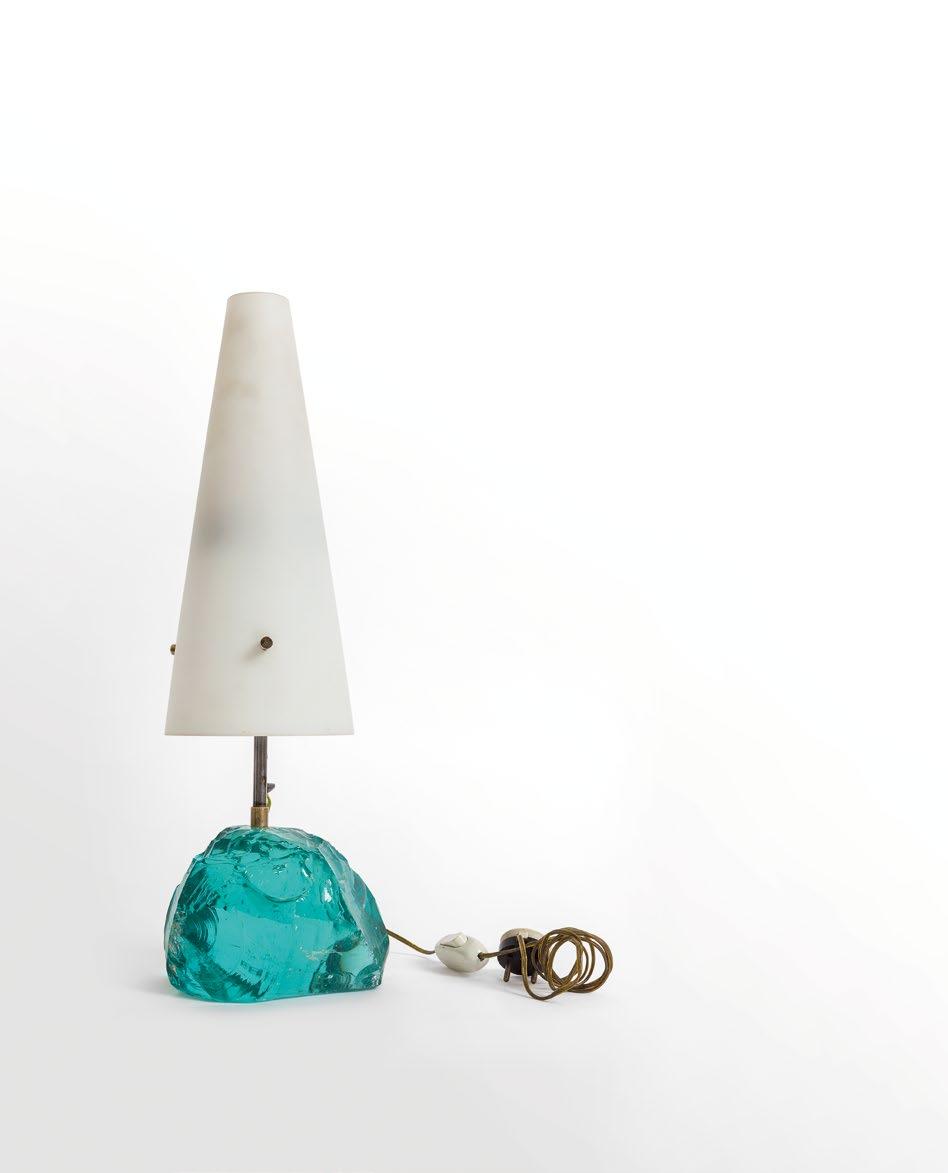 3086 MAX INGRAND Una lampada da tavolo per SAINT GOBAIN, circa 1960. Cristallo scalpellato molato, ottone, vetro opalino satinato. Etichetta 'LV made in Italy'. Altezza cm 45.