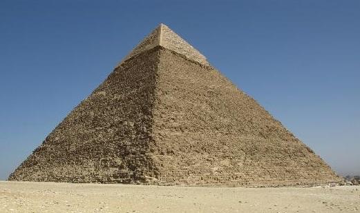 costruita intorno al 2585 a.c. La camera funeraria si trova al centro della piramide.