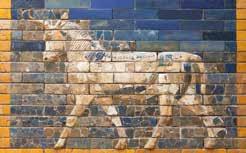 Figure di leoni decoravano la Via delle Processioni Elevata all inizio del VI secolo a.c., è alta quasi 15 metri e decorata da animali sacri agli dei in leggero rilievo su piastrelle di ceramica invetriata.
