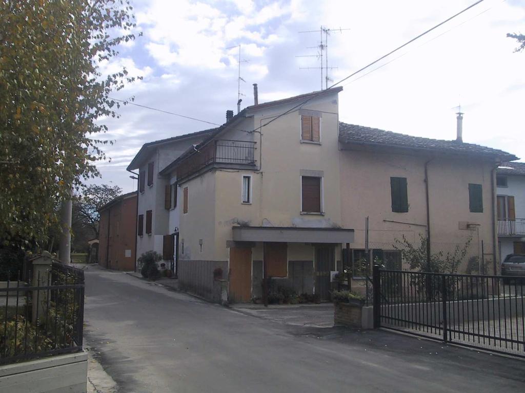 esterni di grande valore ambientale Rapporti con la strada: Diretto Pavimentazioni esterne: ghiaia Sistemazione esterna: Giardino privato, Aiuole di significativo valore ambientale di valore