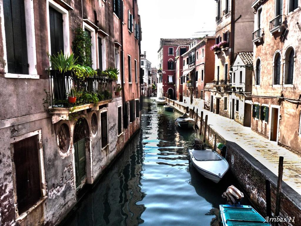 VENEZIA CITTÀ D ACQUA Venezia è un pesce, l acqua come risorsa e non come separazione, la peculiare doppia viabilità, curiosità su toponomastica e idronomastica, il Canal Grande la via più bella al