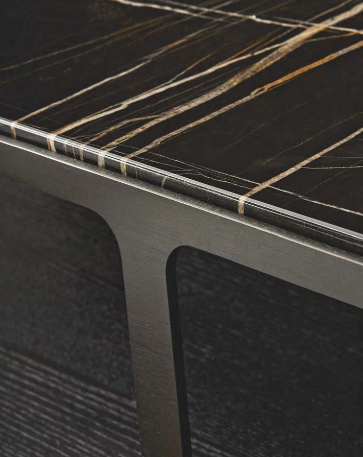 In questa pagina: tavolino Creek con piano superiore in marmo lucido sahara noir finitura poliestere, piano inferiore in olmo nero e struttura brown nickel satinato.