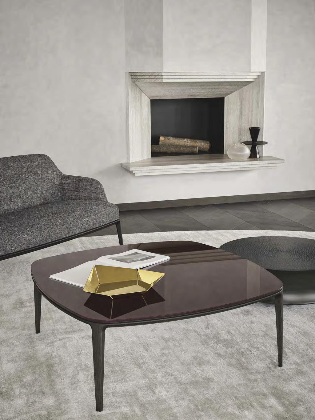 Emmanuel Gallina disegna una collezione di tavolini dall estetica lineare, con piano in marmo o vetro e struttura in essenza.
