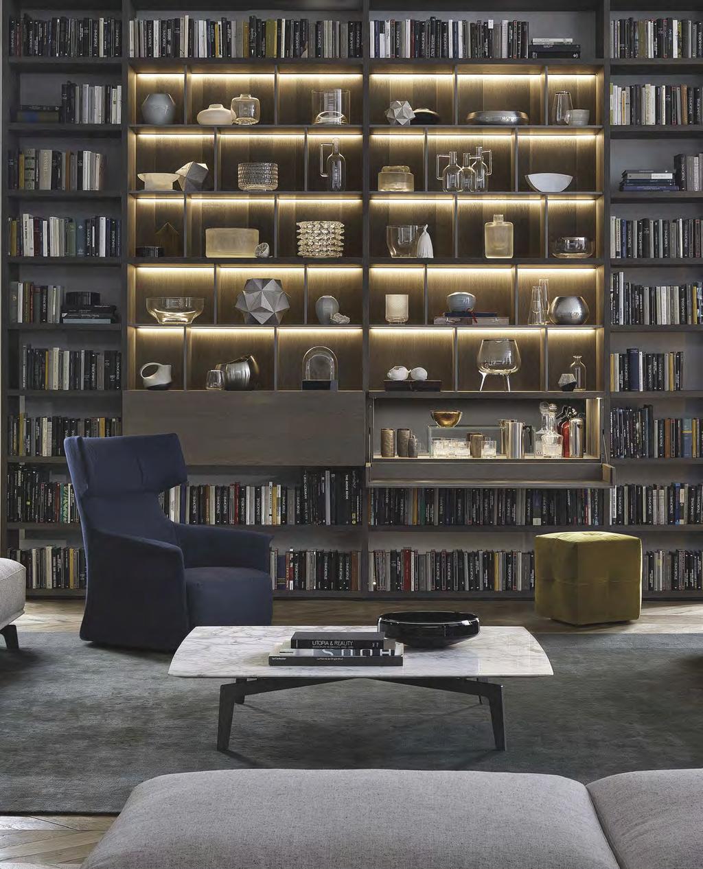 Il living secondo Jean-Marie Massaud, che crea un sistema di divani e tavolini caratterizzati dalla base in metallo e dalla rigorosa geometria.
