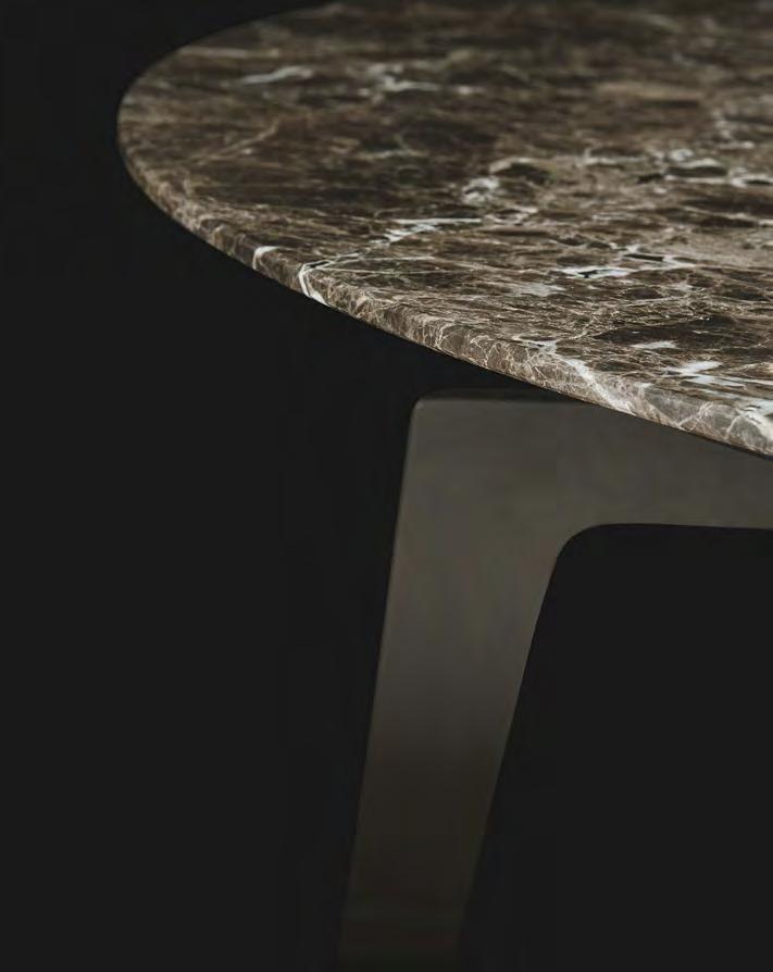 In questa pagina: tavolino Tribeca con struttura in brown nickel opaco e piano in marmo emperador dark levigato.