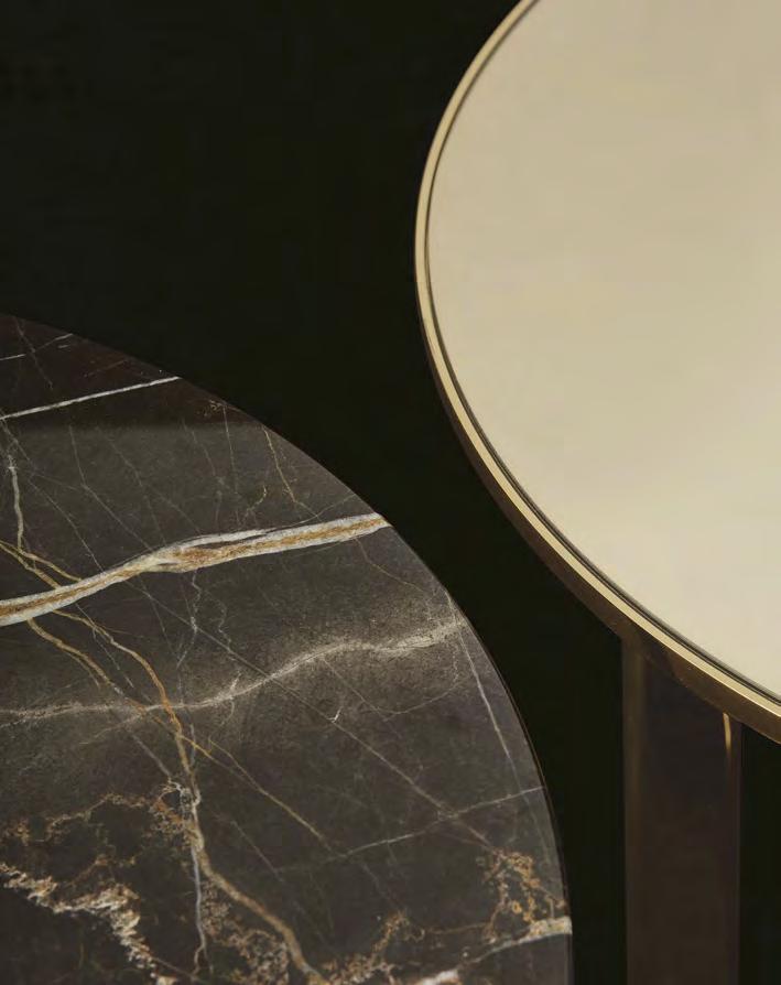 In questa pagina: tavolino Baba con struttura in metallo verniciato oro lucido e piano in vetro oro. Sotto: dettaglio dei piani in marmo noir saint laurent lucido e in vetro oro.