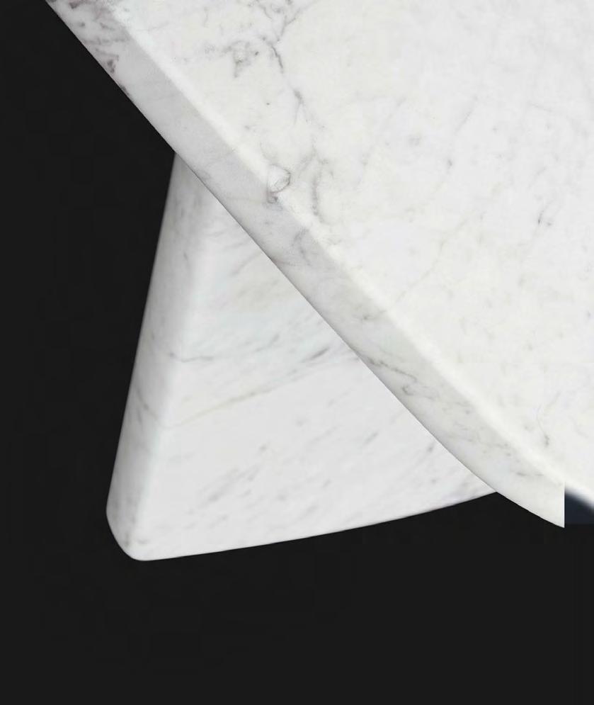 In questa pagina: tavolini Sydney con struttura e piano in marmo bianco carrara levigato e in laccato lucido granata.