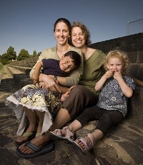 Il SERVIZIO 6 come sei INTERVENTI FAMILIARI E A SOSTEGNO DELLA GENITORIALITA Famiglie omogenitoriali Le famiglie omogenitoriali si confrontano con le stesse fasi del ciclo di vita delle famiglie