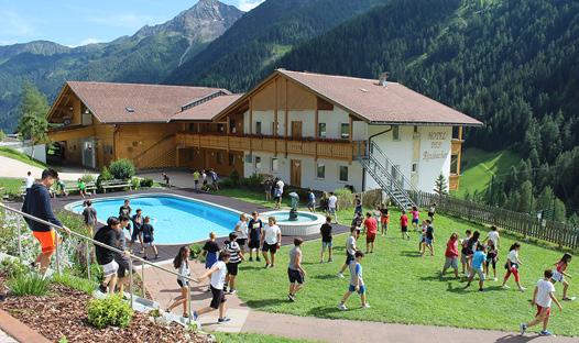 insieme tra le maestose montagne di Lappago, presso l Hotel Rinsbacherof.