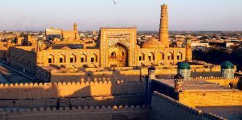 Visiteremo: il complesso Khasti Imam Imam Santo; il mausoleo Kafal Shashi, tomba dell omonimo poeta e filosofo dell islam che visse dal 904 al 979; la Madrassa di Barakkhan, splendida scuola coranica