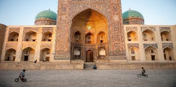 A nord vi è la madrasa Kukeldash (1568-1569) molto ricca di decorazioni.