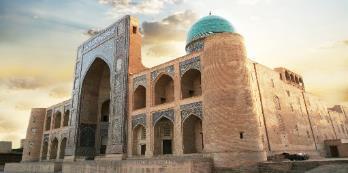 L entrata principale dell Arc si affaccia sulla piazza cittadina dove si trova la moschea Bolo-khauz (1712) complesso della speciale armonia e bellezza che è anche la moschea del venerdì (d juma).