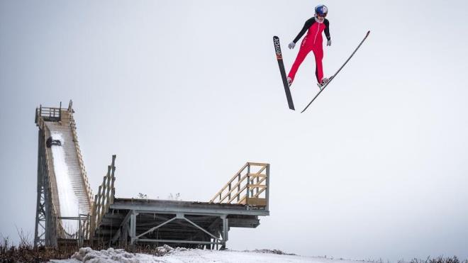 Uno sciatore si trova inizialmente fermo all estremità superiore di un trampolino (punto ), successivamente si lascia andare (vedi disegno).