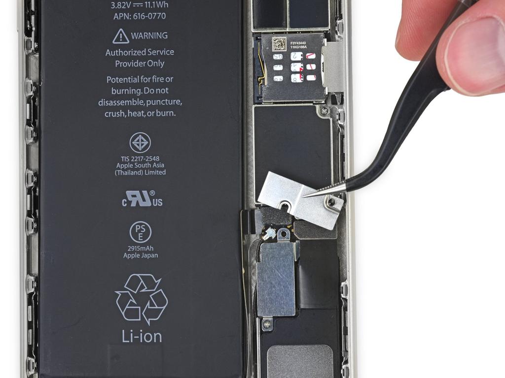Passo 10 Rimuovi dall'iphone la staffa in metallo del connettore della batteria.