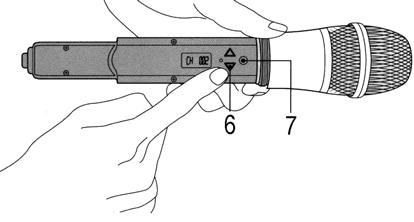 tasti di selezione 7. SET tasto impostazione menu e conferma c. Utilizzo Aprire il microfono seguendo la procedura utilizzata per inserire le batterie (vedere cap. 9.a. Installazione delle batterie ).