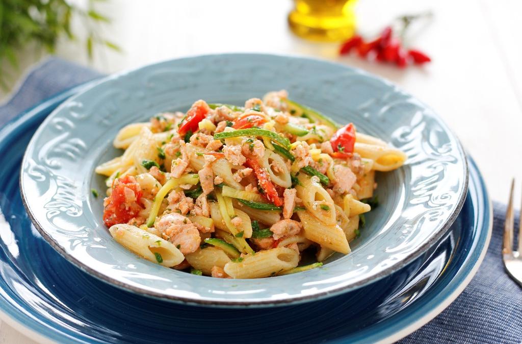 Penne al salmone, zucchine e pomodorini La pasta al salmone, zucchine e pomodorini è un primo piatto completo, gustoso e veloce da preparare.