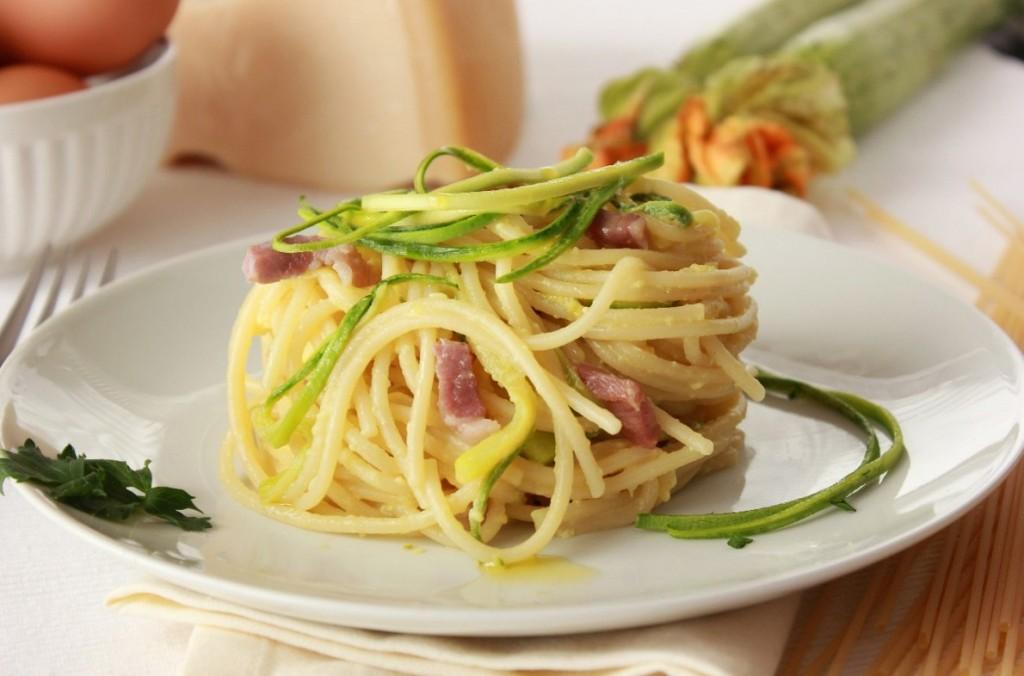 Carbonara con le zucchine e pancetta Una versione diversa della classica carbonara.