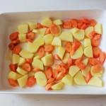300 gr di patate 250 gr di carote 250 gr di zucchine 250 gr di melanzane 1/2 peperone rosso 1/2