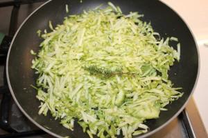 1. Tritate finemente la cipolla e fatela appassire in una padella o un pentolino con un filo di olio extravergine d oliva.