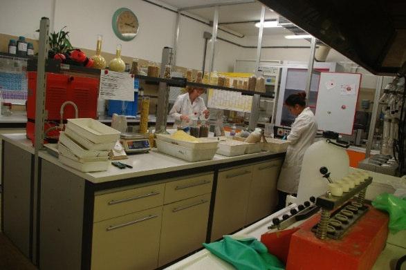Laboratorio interno Laboratorio interno con oltre 6500 analisi / anno: Materie prime in ingresso; Micotossine; Mangimi prodotti; Foraggi aziendali con curva specifica NIR CRPA; Rapporti con