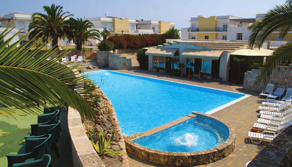 Hotel Club Koinè HHHH Puglia Otranto 1 bambino* 4 / 16 anni 2 bambino 4 / 16 anni 3 / 4 letto 23/06-30/06 543 693 Gratis -50% -30% Quote settimanali per persona in Pensione Completa + Bevande.