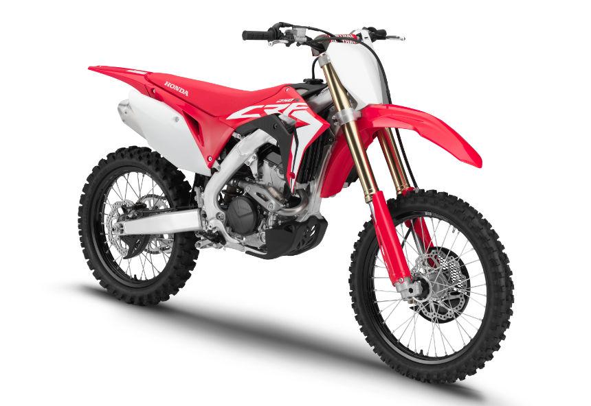 Honda CRF250R 2019 Data del comunicato stampa: 23 maggio 2018 Aggiornamenti del modello: completamente rinnovata lo scorso anno, in occasione del modello 2018, la CRF250R 2019 punta decisa al dominio