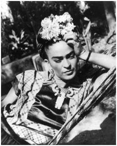 Sito del Nel 1913, a sei anni, Frida si ammalò di poliomielite riportando danni irreversibili alla gamba destra.